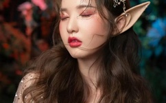 一边亲着面膜胸口